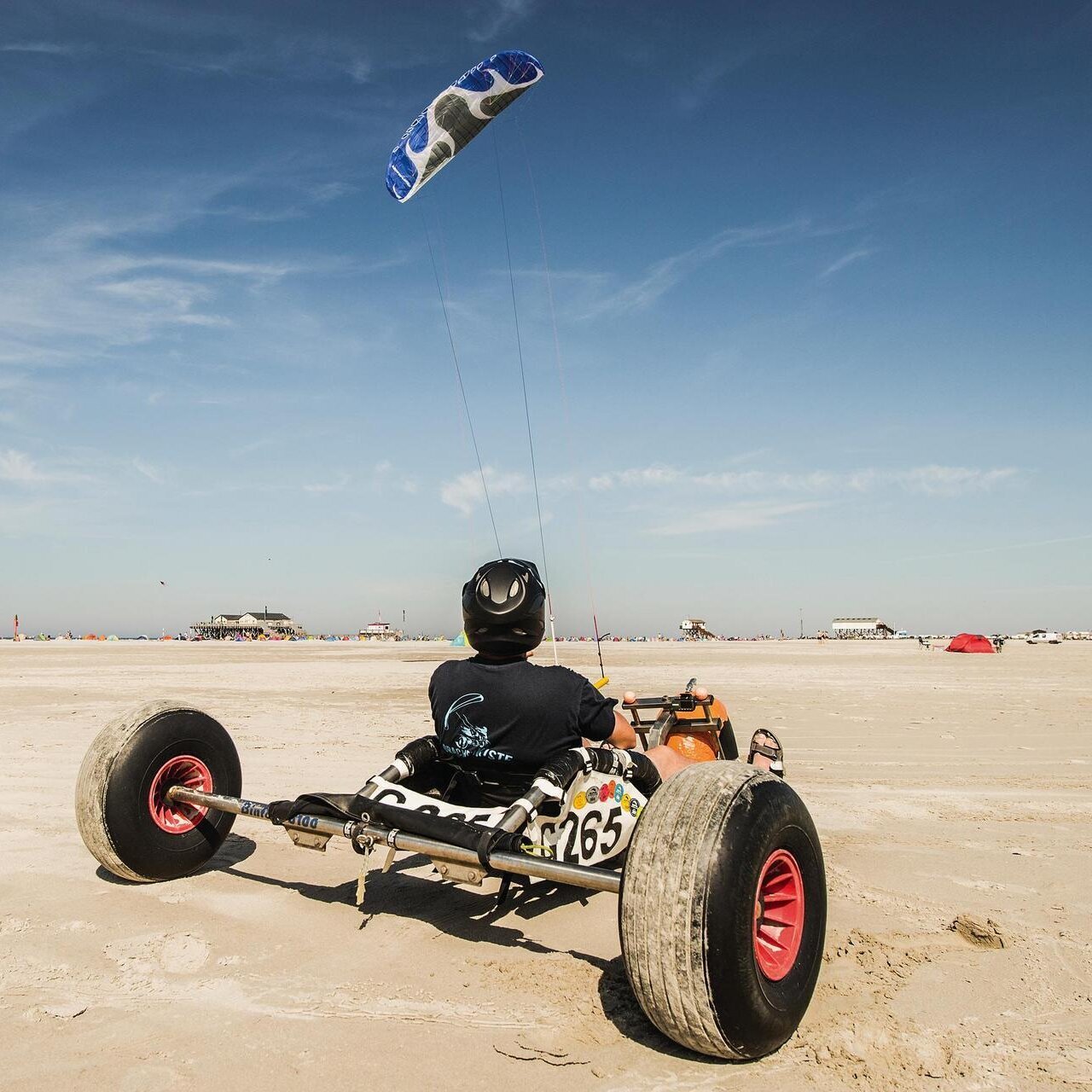 kitebuggy-ording-oliver-franke.jpg Kitebuggyfahrer am Ordinger Strand