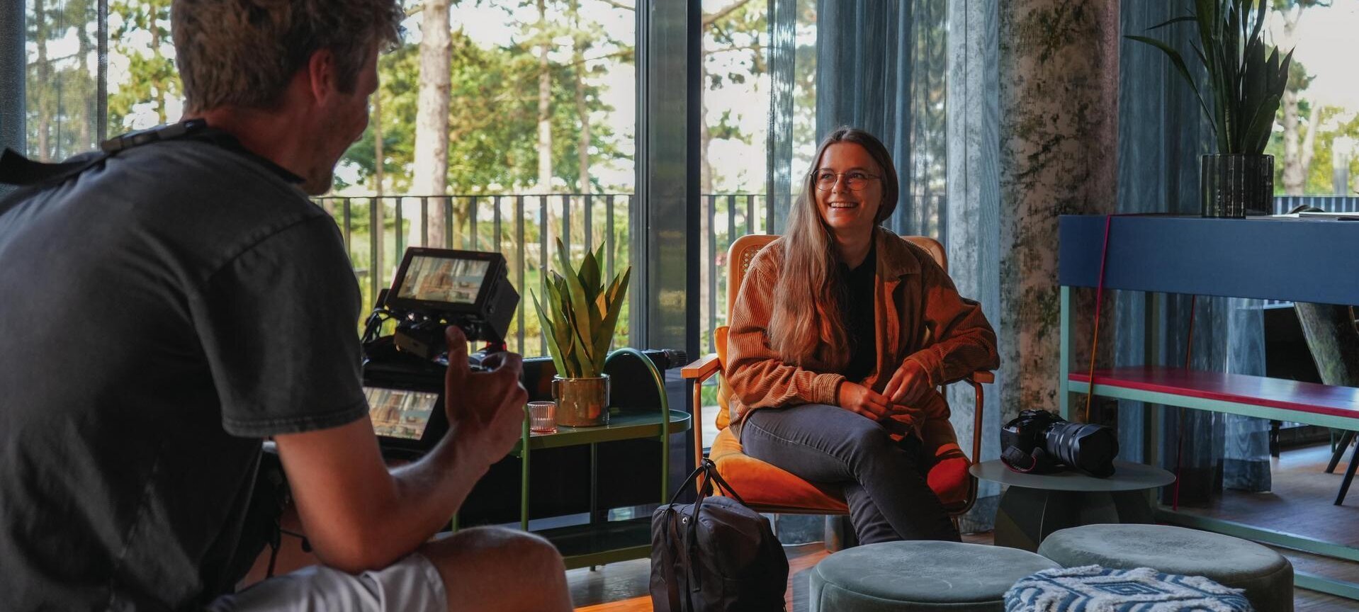 Fotografin Marina gibt dem Kameramann ein Interview