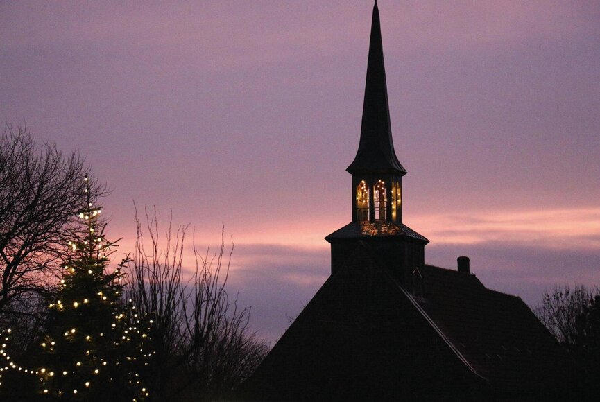 Kirchturm zur Weihnachszeit