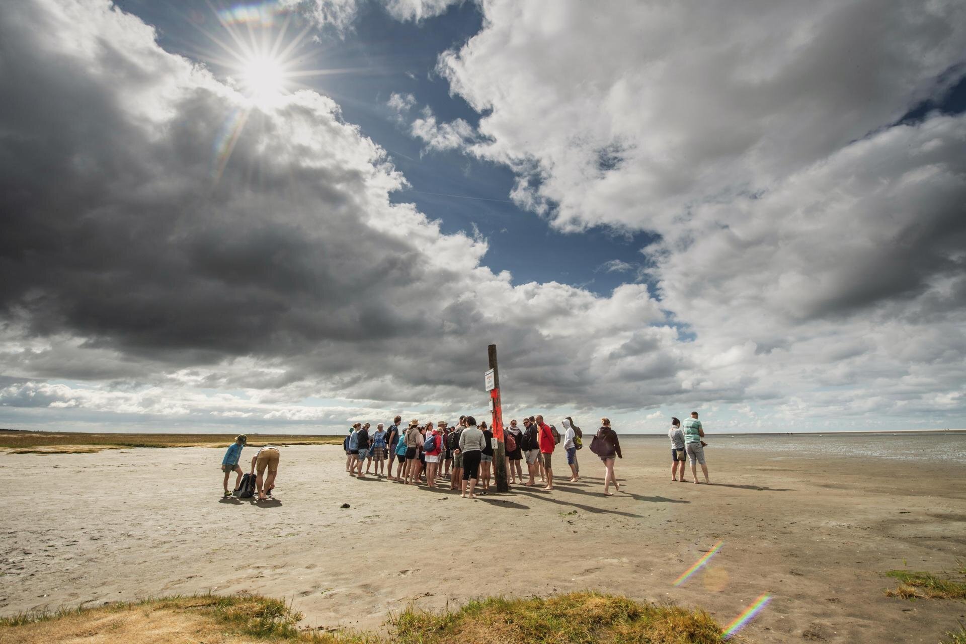 Eine Gruppe versammelt sich zu einer Wattwanderung in St. Peter-Ording