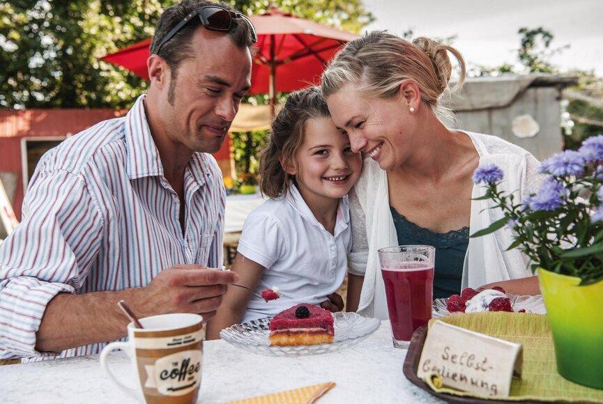 Familie in dem Glückscafé auf dem Himbeerhof Jürgens