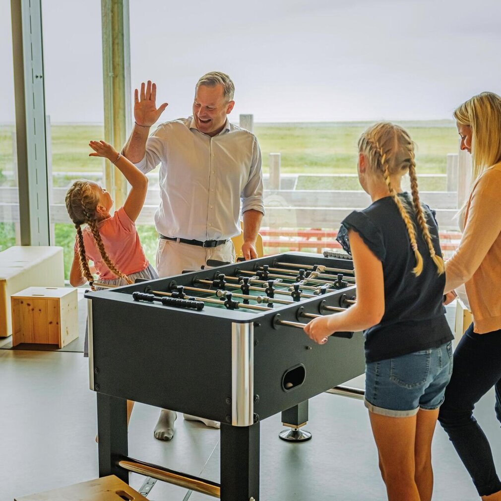 Familie beim Kickern in Spiele-Hus