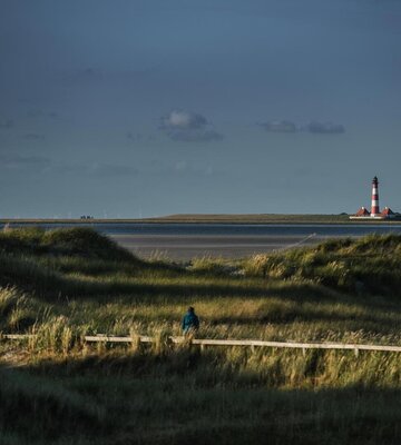 Weiter Blick über den Strand bis zum Leuchtturm