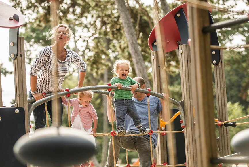 Familie auf dem Klettergerüst