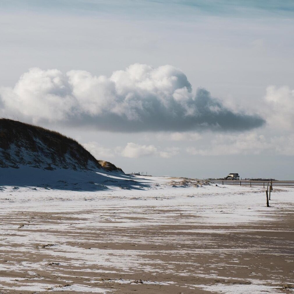 verschneite Dünenlandschaft
