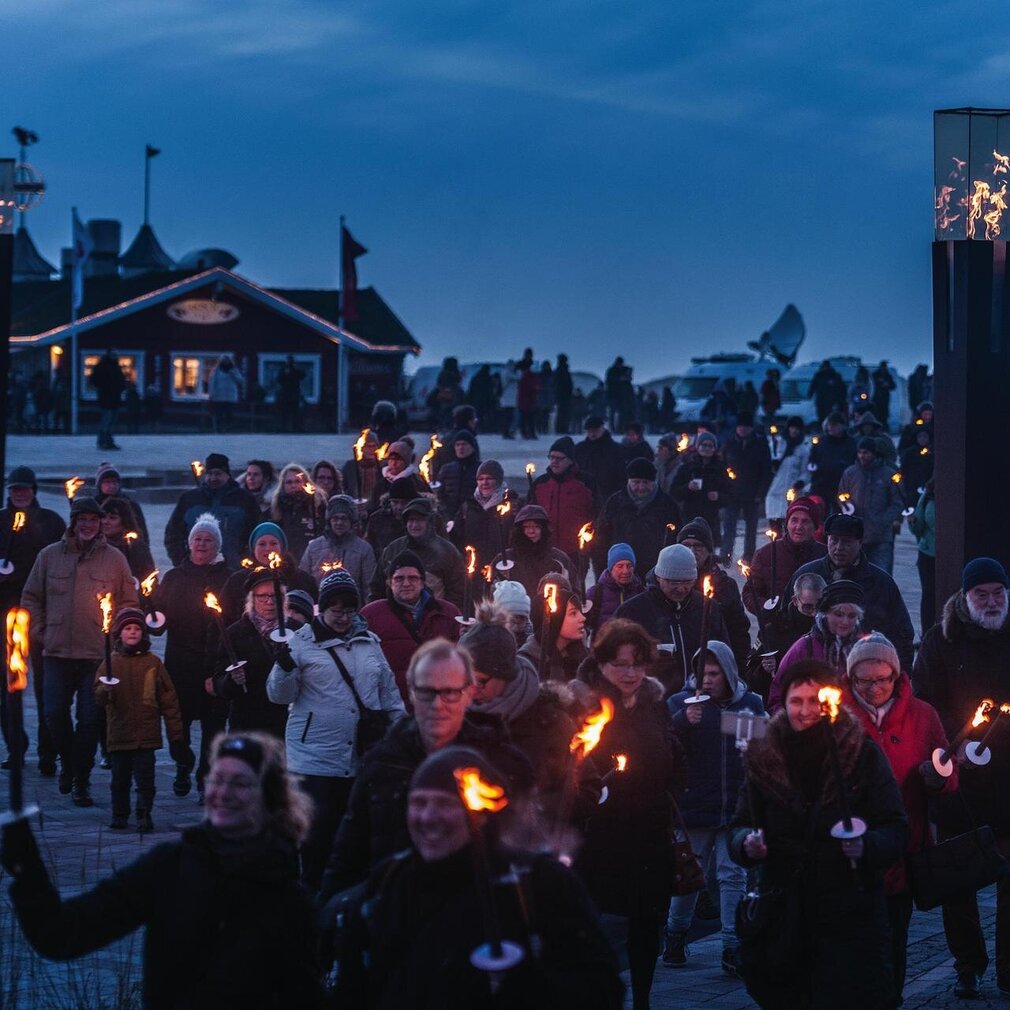 Menschenmenge mit Fackeln beim Fackelzug
