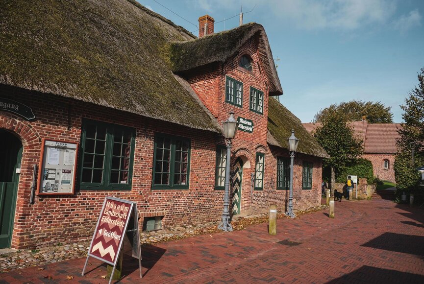 Außenansicht des Museum Landschaft Eiderstedt mit Reetdach