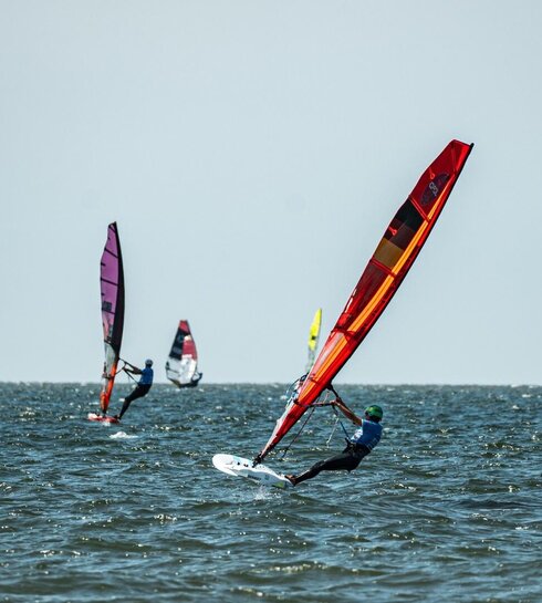 Zwei Windsurfer