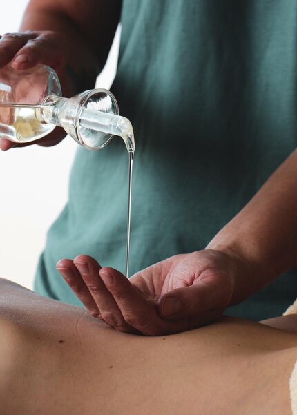 Verwendung von Massageöl bei einer Wellnessanwendung