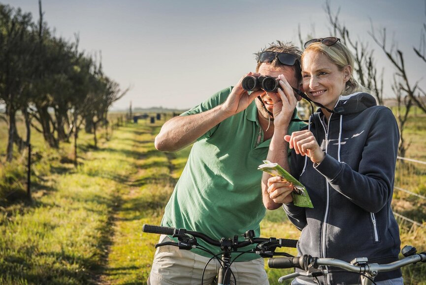 Paar mit Fernglas 