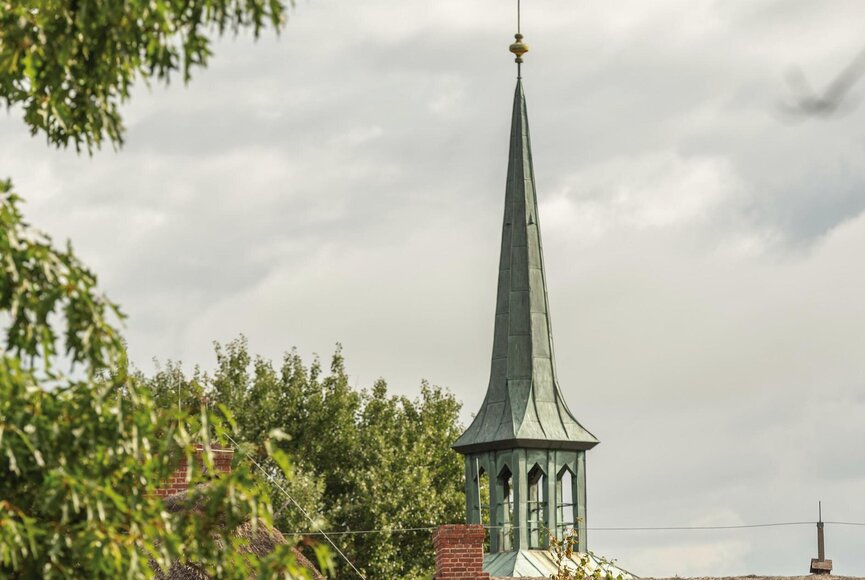 Familie vor der Kirche auf dem Deich