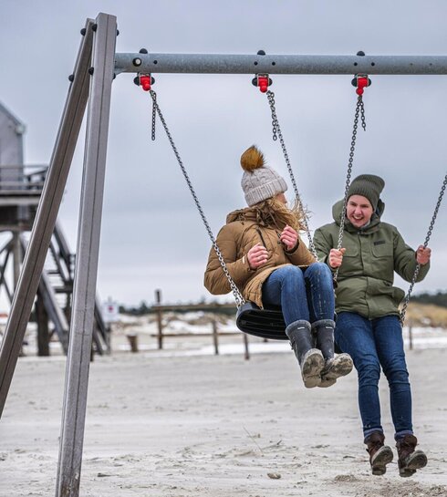 Paar beim Schaukeln am Strand
