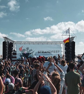 Menschenmenge beim Nivea Strandfest am Ordinger Strand