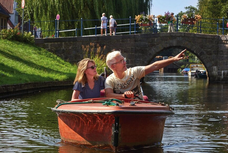Pärchen im Tretboot auf einer Gracht