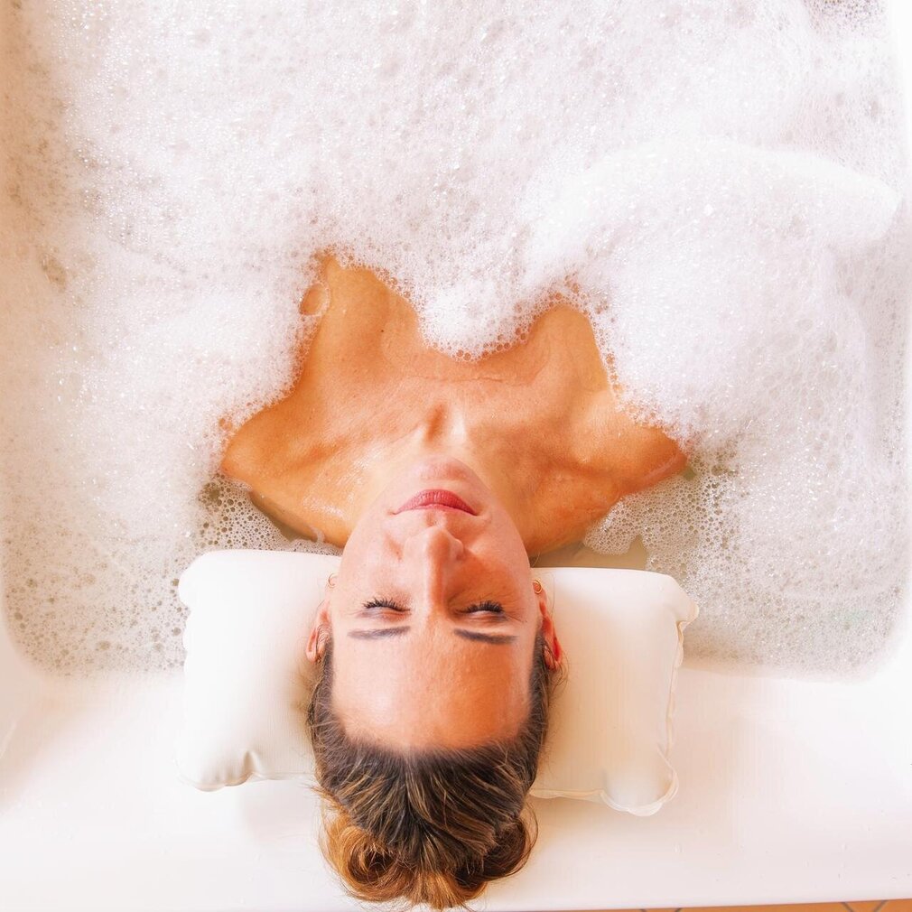 ©oliverfranke_Wannenbad_Wasser_Entspannung_GeWeZ_GesundheitundWellnesszentrum_SPO9157.jpg Frau entspannt im Schaumbad