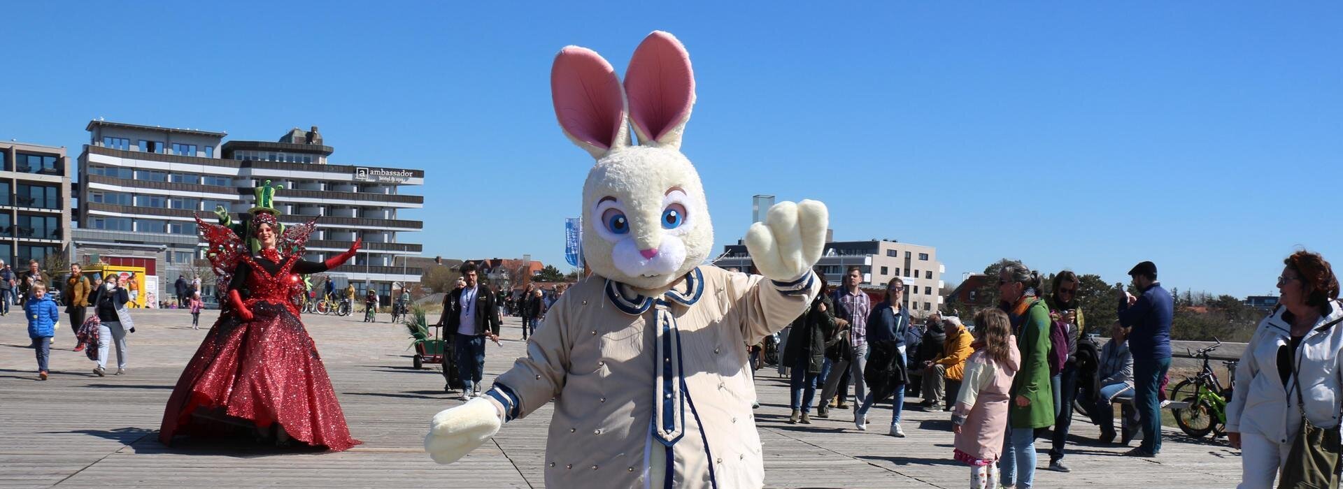 Osterfiguren auf der Promenade