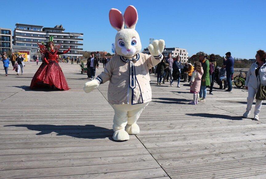 Osterhase Maskottchen vor der Seebrücke