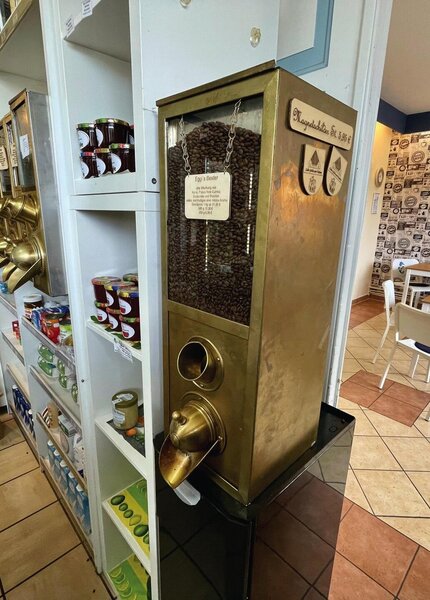 Kaffeebohnenautomat in der Kaffeerösterei Tating