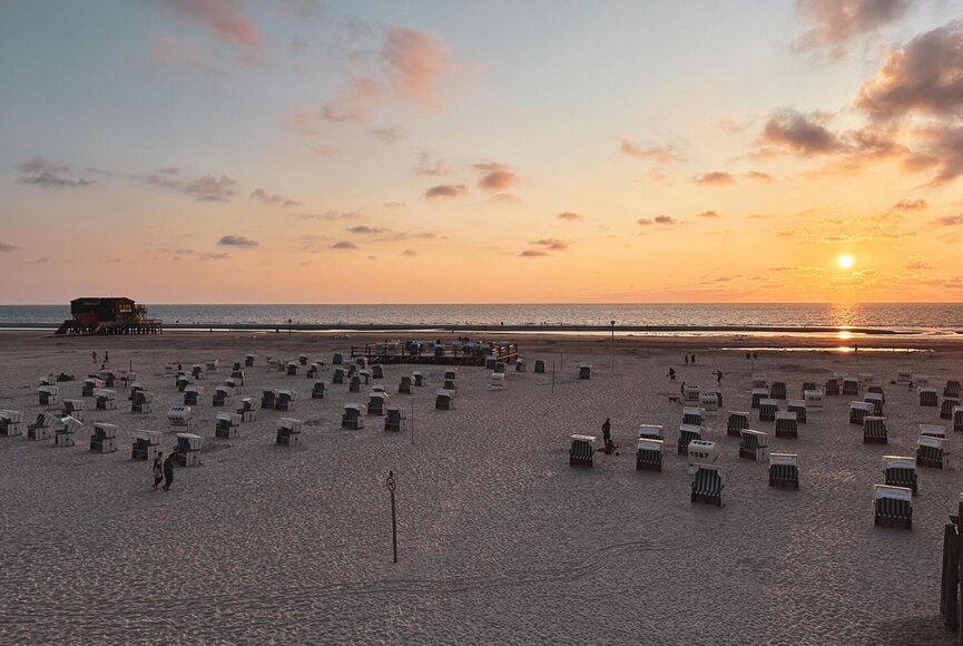 Strandkörbe im Sonnenuntergang