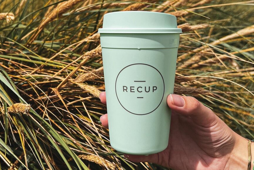 RECUP Becher vor Dünengras