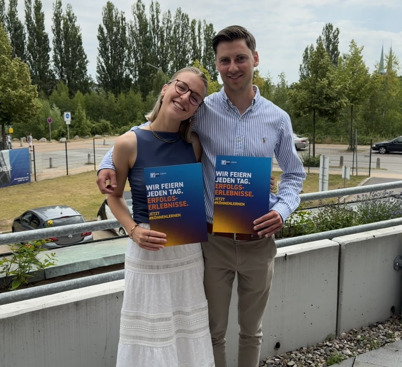 Ninke und Luca mit bestandener Ausbildung und Zeugnis 