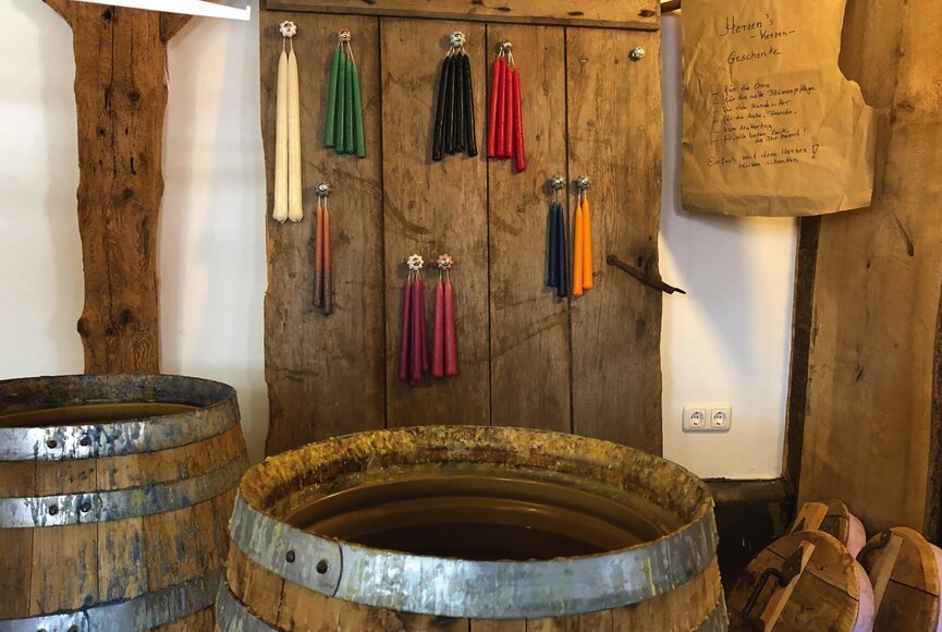 Fass zum Kerzen ziehen in der Kerzendiele