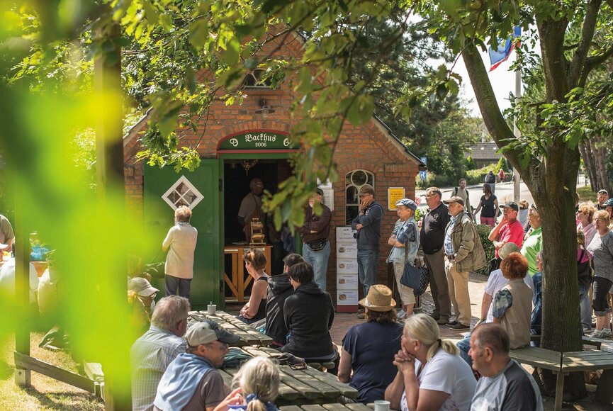 Blick auf das Backhus an der historischen Insel
