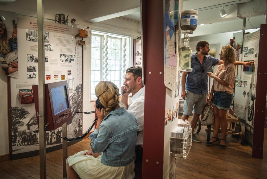 Besucher im Museum Landschaft Eiderstedt