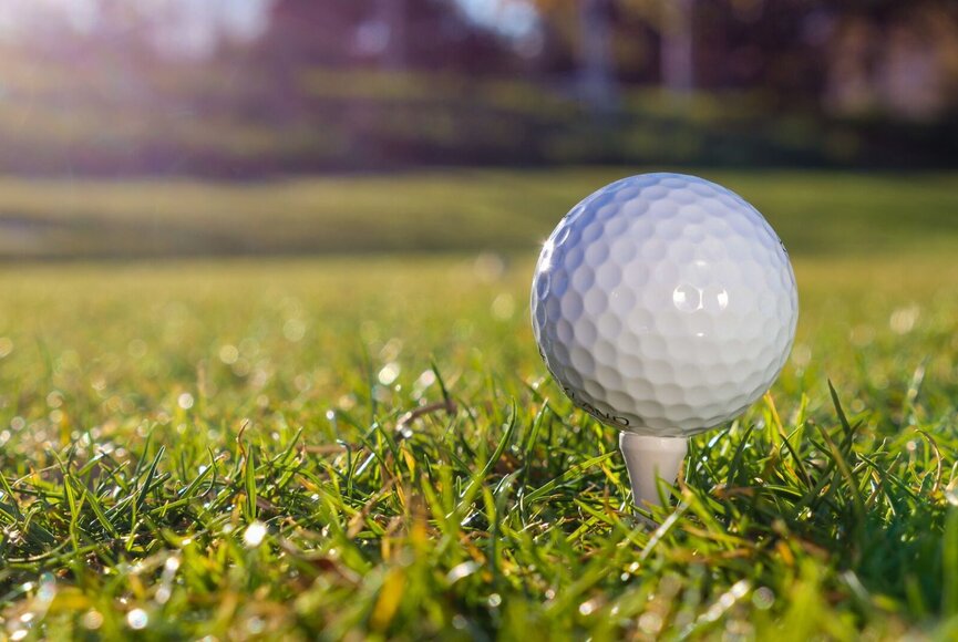 Golfball bereit zum Abschlag