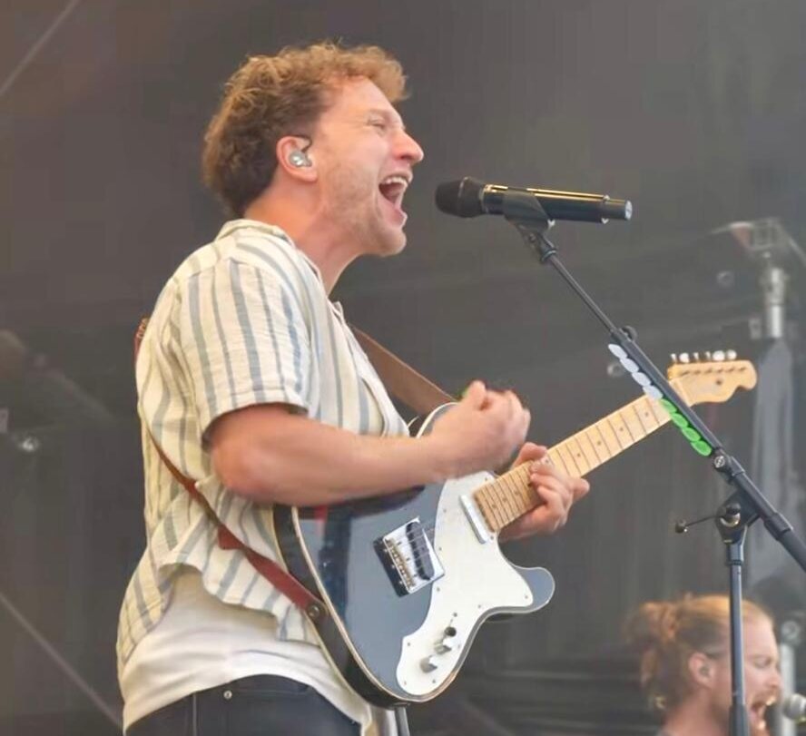 Joris mit der Gitarre auf der Bühne, beim HÆDI-Festival