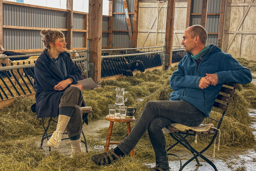 Simone und Redlef im Stall der Friesische Schafskäserei 