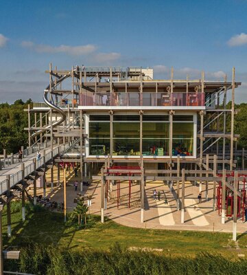 Außenansicht vom Erlebnis-Hus mit großem Panoramafenster