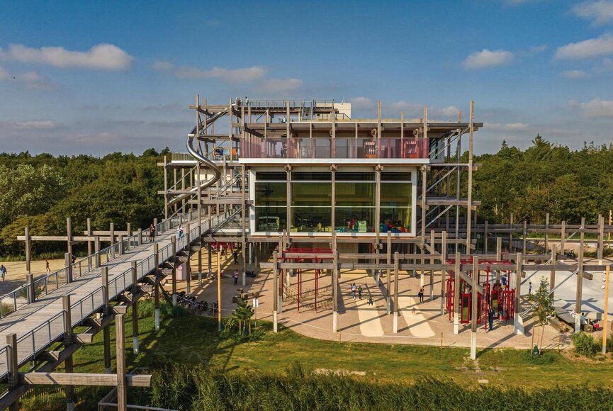 Außenansicht vom Erlebnis-Hus mit großem Panoramafenster