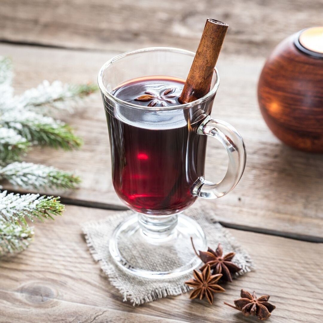 Glühwein mit einer Zimtstange