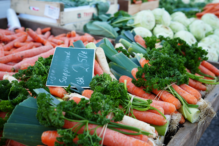 frisches Suppengemüse und Kohl zum Verkauf auf dem Wochenmarkt