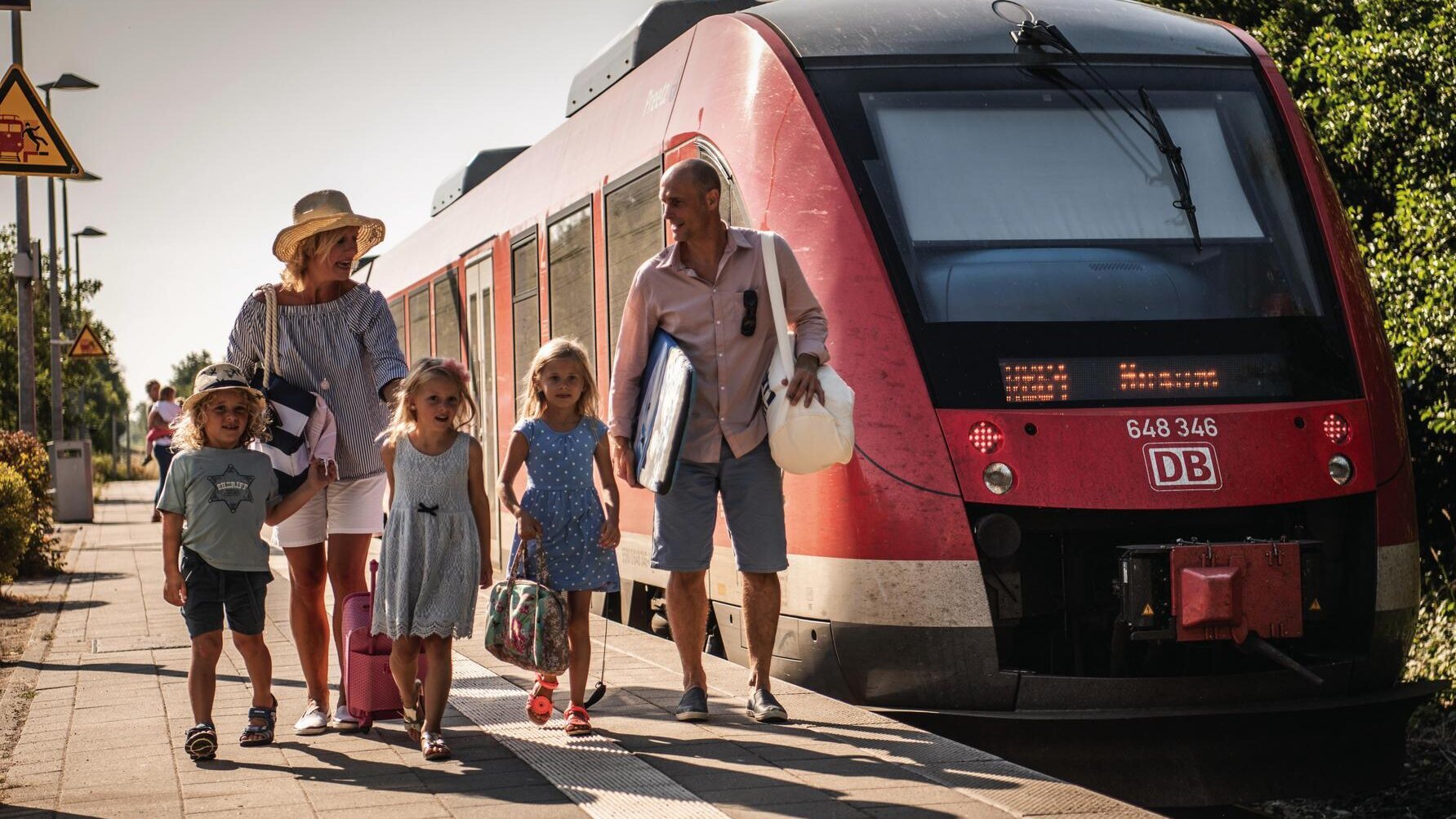 Familie bei der Ankunft am Bahnhof in St. Peter-Ording