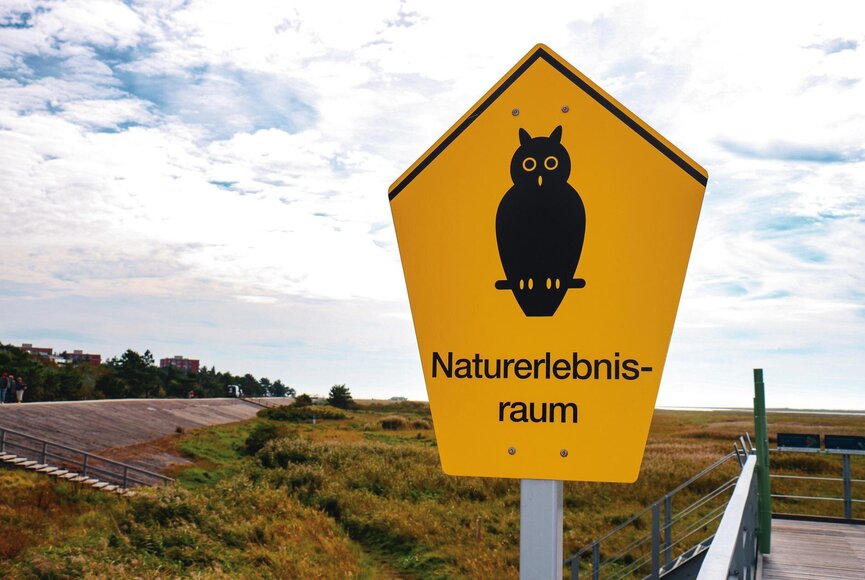 gelbes Schild mit schwarzer Eule für Naturerlebnisraum