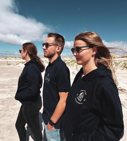 3 Auszubildende am Strand