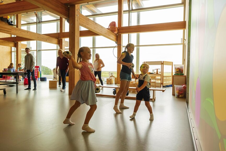 Kinder spielen mit interaktiver Leinwand im Spiele-Hus