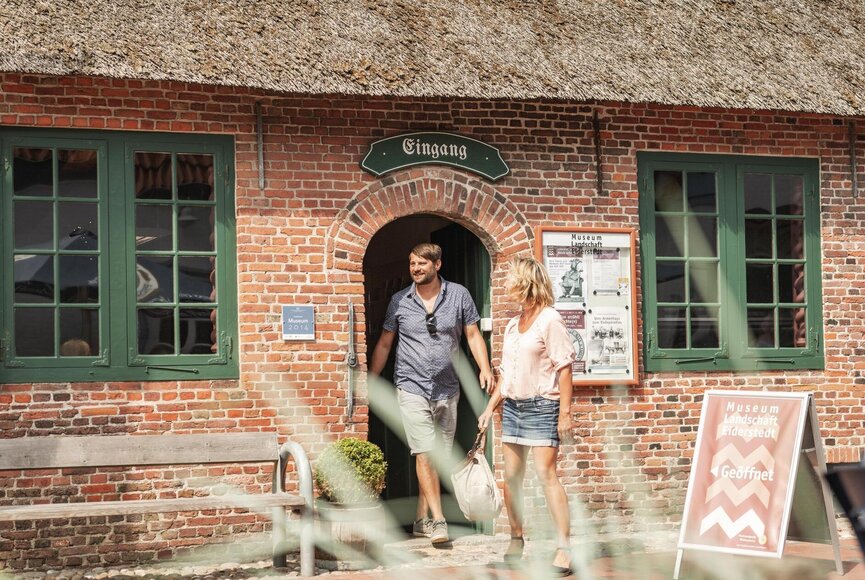 Paar vor dem Eingang zum Museum Landschaft Eiderstedt