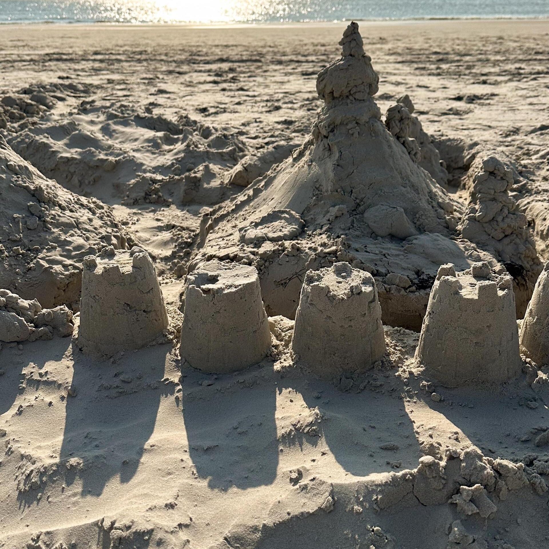 Sandburg vor dem Meer