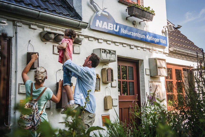 Familie vor NABU Haus im Katinger Watt
