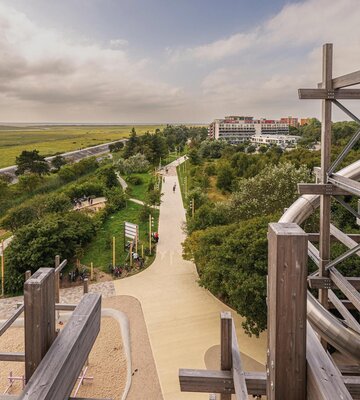 Blick vom Erlebnis-Hus runter auf die Erlebnispromenade
