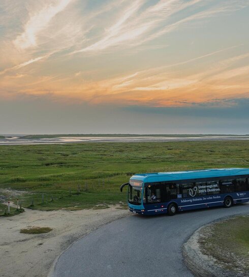 Ortsbus an der Haltestelle am Südstrand