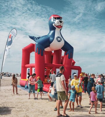 Hüpfburg am Strand