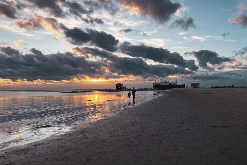 Strandspaziergang beim Sonnenuntergang