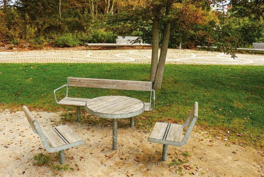 Outdoor-Sitzgruppe mit Bank, zwei Stühlen und einem Tisch