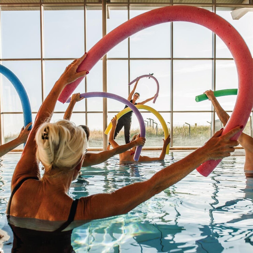Damen im Bewegungsbad machen Sport