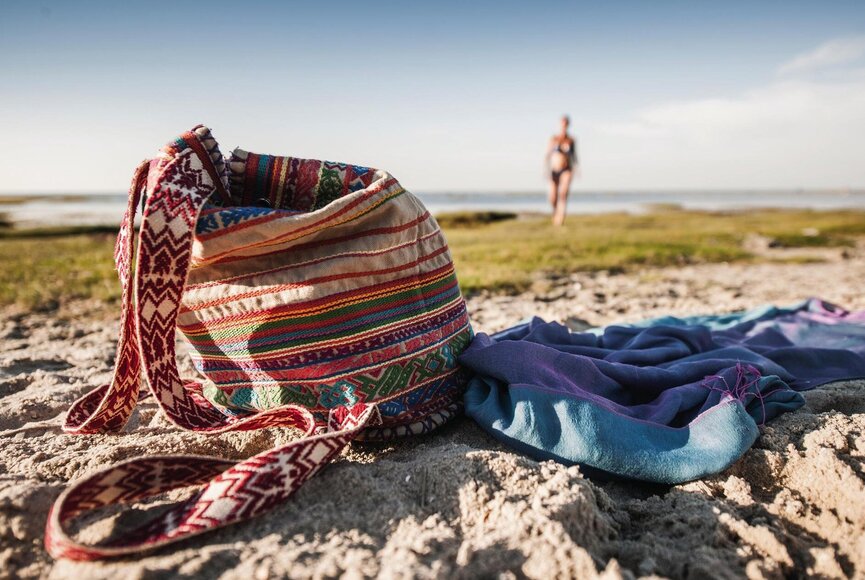 Strandtuch und Tasche an der Badestelle Stufhusen