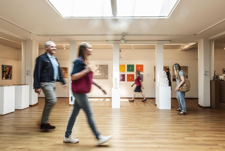 Besucher in einer hellen modernen Galerie